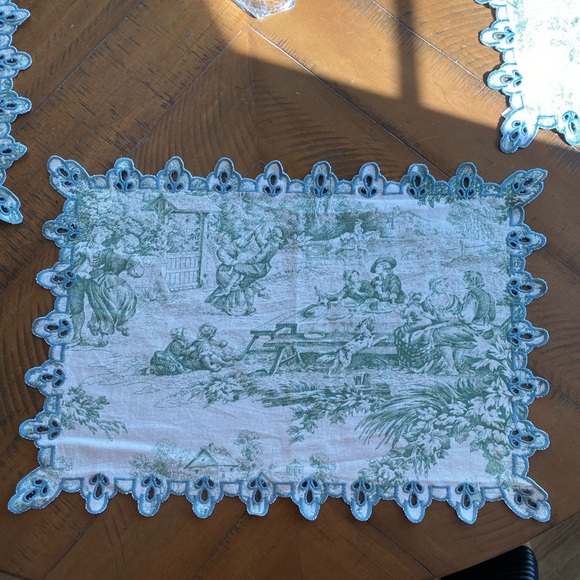 Vintage scalloped edge toile table placemat - Picture 8 of 8